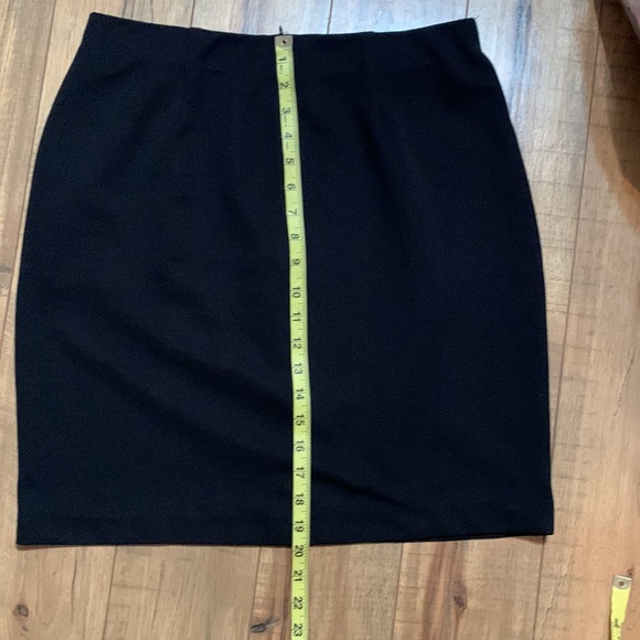 Emblem black skirt Large - Picture 8 of 9